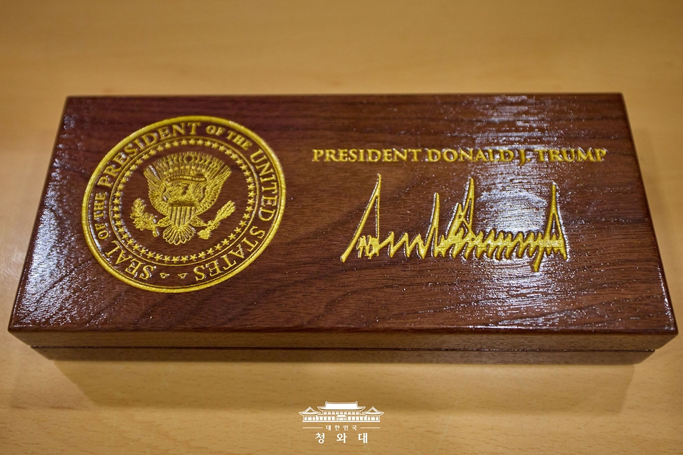 이재명 대통령이 30일 청와대 집무실에서 도널드 트럼프 미국 대통령이 선물한 '백악관 황금 열쇠'를 살펴봤다.