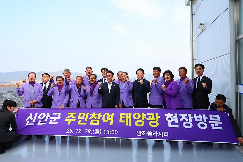 김민석 국무총리가 29일 전남 신안 주민참여태양광 현장인 안좌스마트팜앤쏠라시티를 방문, 현장 시설을 시찰하고 있다.