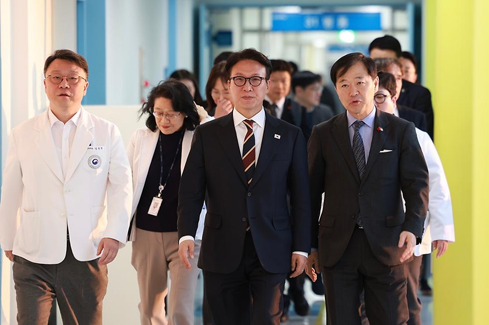 서울시 광진구 국립정신건강센터를 방문, 자살위기대응 현장을 점검하고 있다.