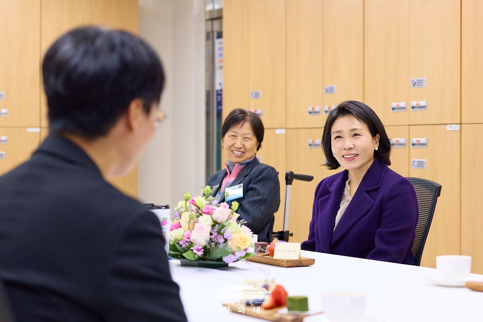 김혜경 여사가 30일 서울 종로구 장애인복지관을 방문해 배식 봉사에 앞서 참석자들과 환담하고 있다. 