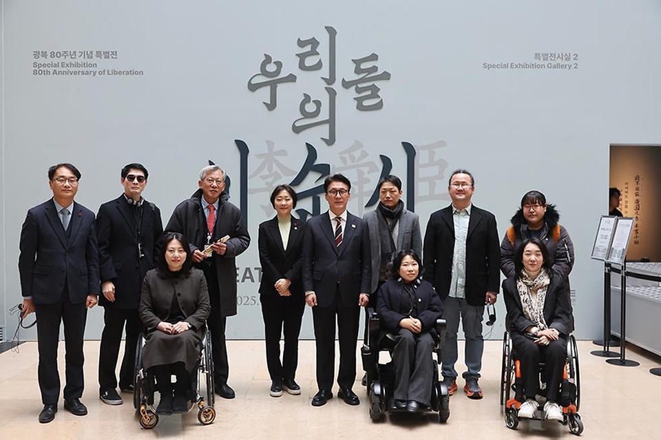 김민석 국무총리가 30일 용산구 국립중앙박물관을 방문, 배리어프리 키오스크 시설을 참관하고 간담회를 주재하고 있다.