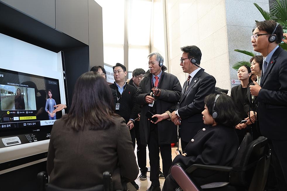 김민석 국무총리가 30일 용산구 국립중앙박물관을 방문, 배리어프리 키오스크 시설을 참관하고 간담회를 주재하고 있다.