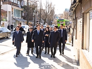 이재명 대통령이 30일 서울 종로구 삼청동의 한 음식점에서 오찬을 하기 위해 발걸음을 옮기고 있다. 