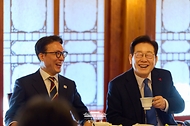 이재명 대통령과 김민석 국무총리가 30일 서울 종로구 삼청동의 한 음식점에서 오찬을 마친 후 총리공관에서 출입기자들과 차담을 갖고 있다. 