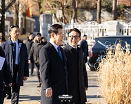 이재명 대통령과 김민석 국무총리가 30일 서울 종로구 삼청동의 한 음식점에서 오찬을 하기 위해 발걸음을 옮기고 있다. 