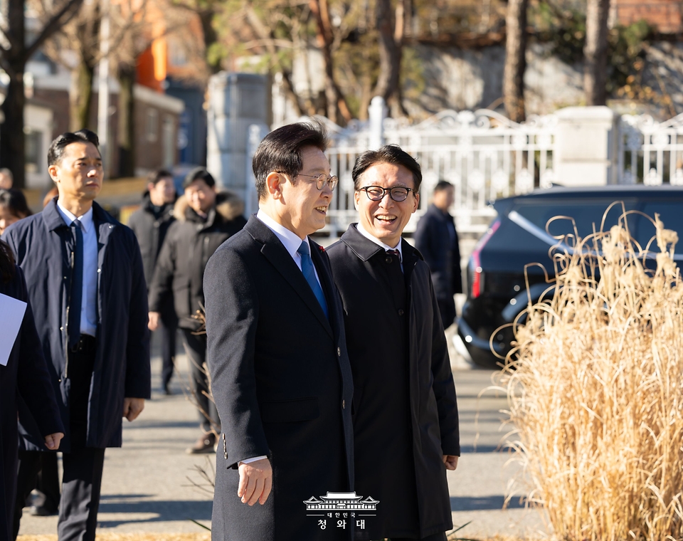 이재명 대통령과 김민석 국무총리가 30일 서울 종로구 삼청동의 한 음식점에서 오찬을 하기 위해 발걸음을 옮기고 있다. 