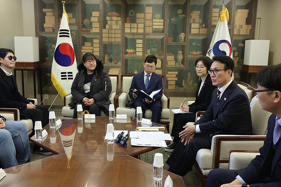 김민석 국무총리가 30일 용산구 국립중앙박물관을 방문, 배리어프리 키오스크 시설을 참관하고 간담회를 주재하고 있다.