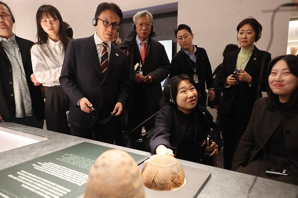 김민석 국무총리가 30일 용산구 국립중앙박물관을 방문, 배리어프리 키오스크 시설을 참관하고 간담회를 주재하고 있다.