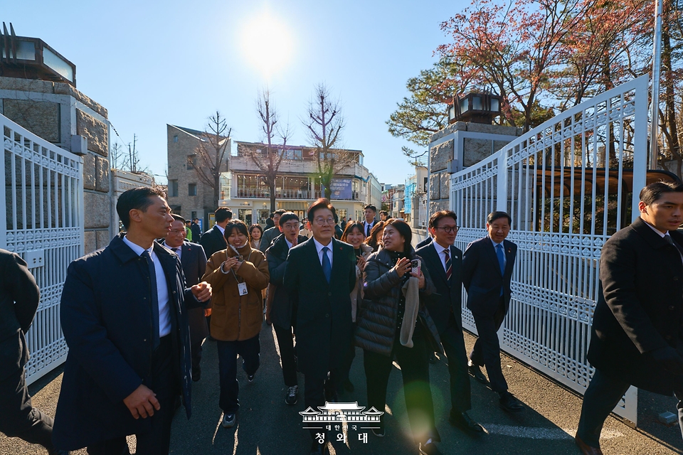이재명 대통령이 30일 서울 종로구 삼청동의 한 음식점에서 오찬을 하기 위해 발걸음을 옮기고 있다. 