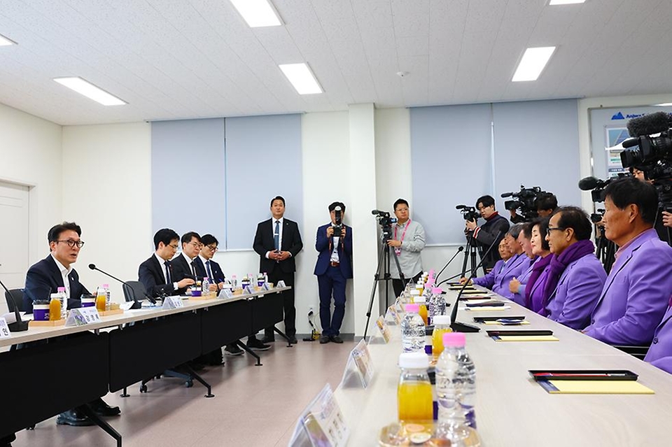 김민석 국무총리가 29일 전남 신안 주민참여태양광 현장인 안좌스마트팜앤쏠라시티를 방문, 현장 시설을 시찰하고 있다.
