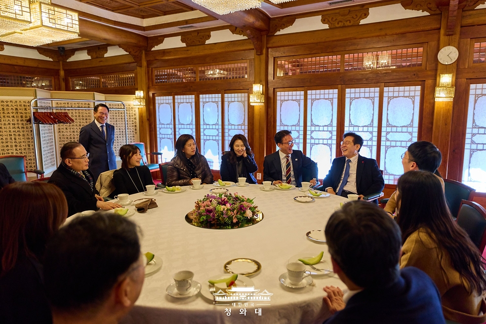 이재명 대통령과 김민석 국무총리가 30일 서울 종로구 삼청동의 한 음식점에서 오찬을 마친 후 총리공관에서 출입기자들과 차담을 갖고 있다.