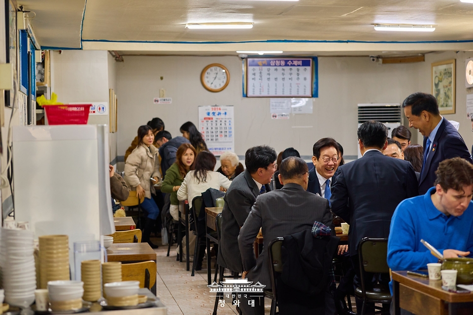 이재명 대통령이 30일 서울 종로구 삼청동의 한 음식점에서 국무회의 참석자들과 오찬을 하고 있다.