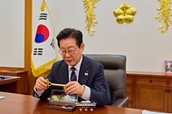 이재명 대통령이 30일 청와대 집무실에서 도널드 트럼프 미국 대통령이 선물한 '백악관 황금 열쇠'를 살펴보고 있다.