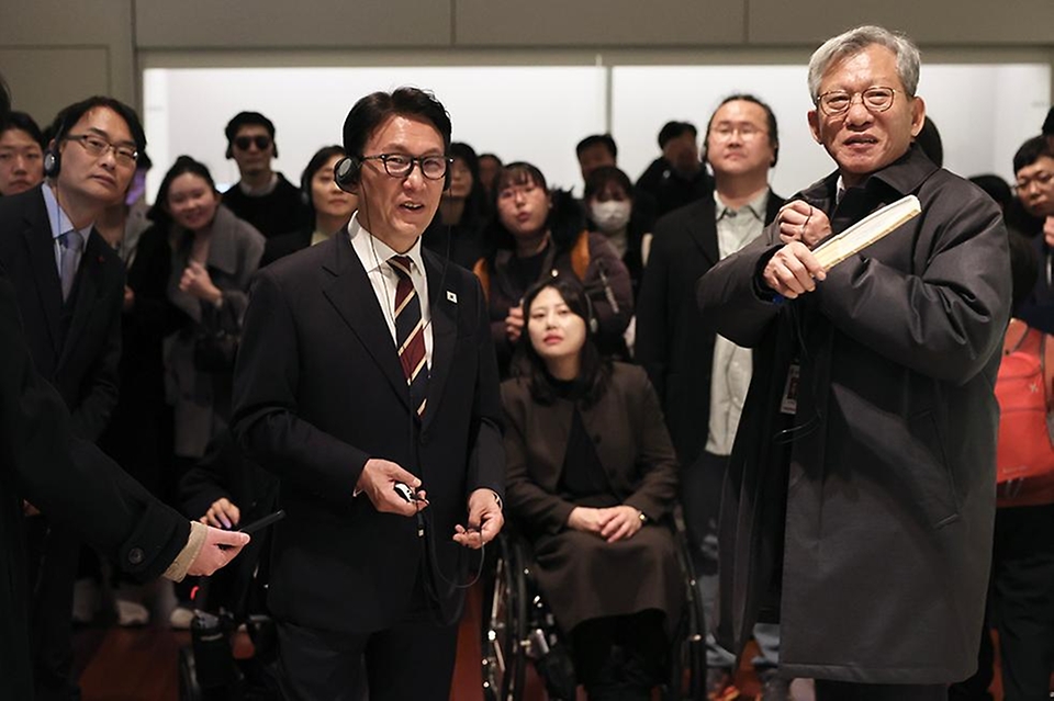 김민석 국무총리가 30일 용산구 국립중앙박물관을 방문, 배리어프리 키오스크 시설을 참관하고 간담회를 주재하고 있다.