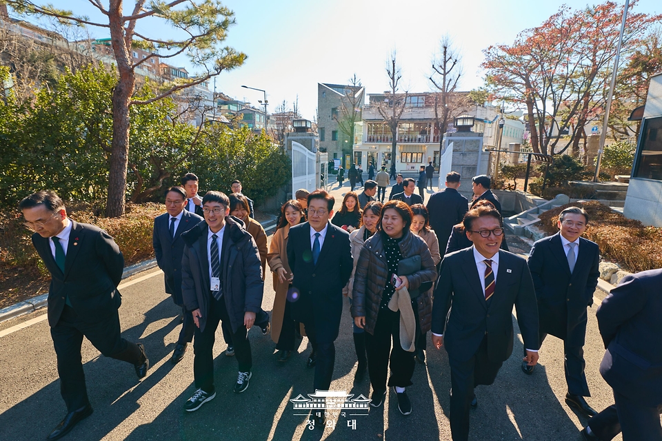 이재명 대통령이 30일 서울 종로구 삼청동의 한 음식점에서 오찬을 하기 위해 발걸음을 옮기고 있다. 