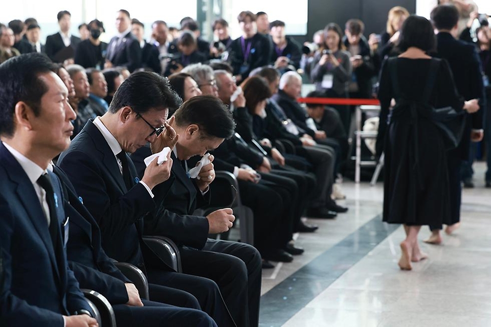 김민석 국무총리가 29일 무안국제공항에서 열린 12.29 여객기참사 1주기 추모식에 참석, 헌화를 하고 있다.