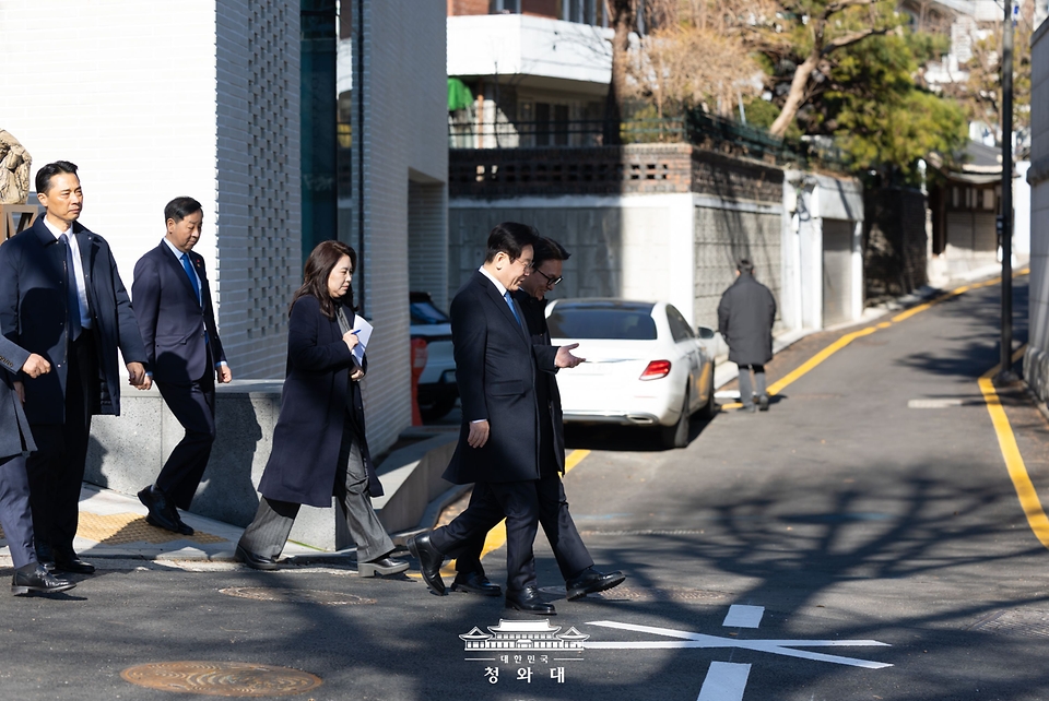 이재명 대통령이 30일 서울 종로구 삼청동의 한 음식점에서 오찬을 하기 위해 발걸음을 옮기고 있다. 