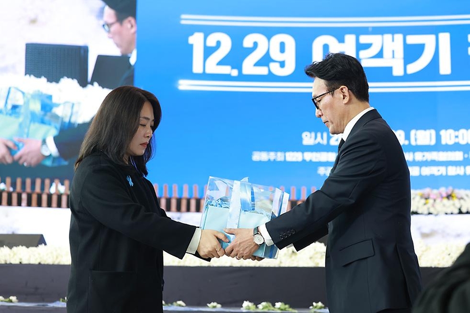 김민석 국무총리가 29일 무안국제공항에서 열린 12.29 여객기참사 1주기 추모식에 참석, 헌화를 하고 있다.