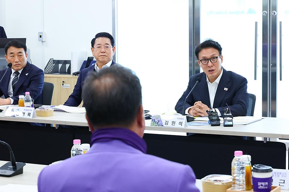 김민석 국무총리가 29일 전남 신안 주민참여태양광 현장인 안좌스마트팜앤쏠라시티를 방문, 현장 시설을 시찰하고 있다.