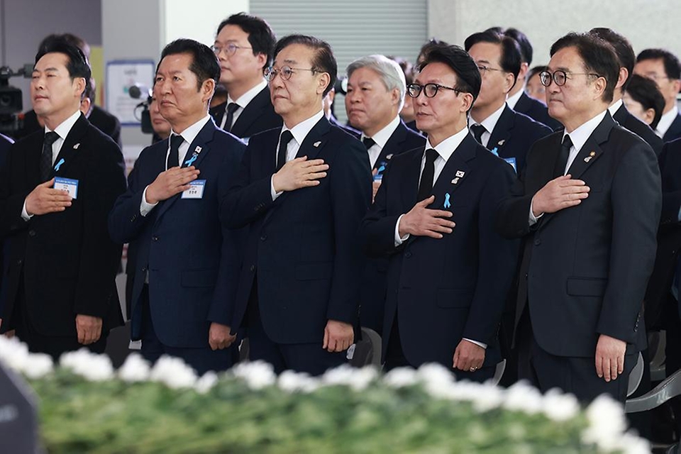 김민석 국무총리가 29일 무안국제공항에서 열린 12.29 여객기참사 1주기 추모식에 참석, 헌화를 하고 있다.