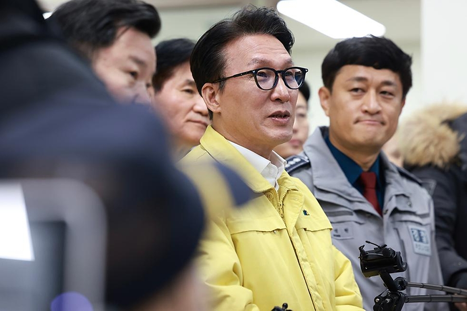 김민석 국무총리가 12월 31일 양천구 양천경찰서를 방문, 경찰 관계자로부터 업무 현황 등을 보고 받고 근무자들을 격려하고 있다.