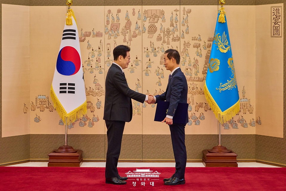 이재명 대통령이 12월 31일 청와대 접견실에서 김호철 감사원장에게 각각 임명장을 수여하고 있다.