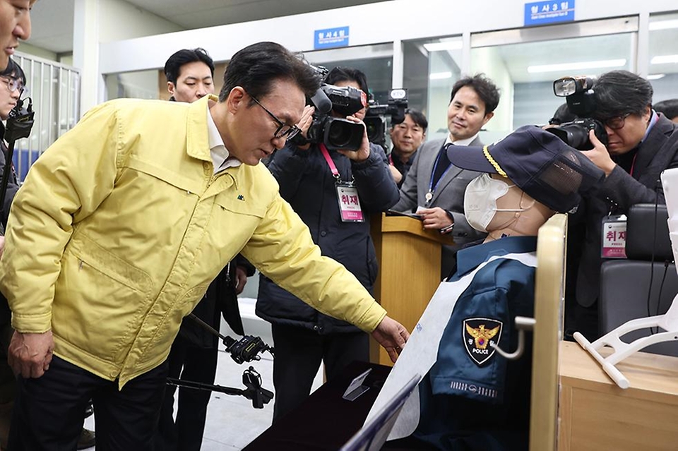 김민석 국무총리가 12월 31일 양천구 양천경찰서를 방문, 경찰 관계자로부터 업무 현황 등을 보고 받고 근무자들을 격려하고 있다.