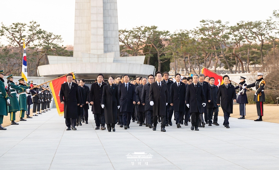 이재명 대통령이 새해 첫날인 1월 1일 국립서울현충원에서 참배 후 이동하고 있다.
