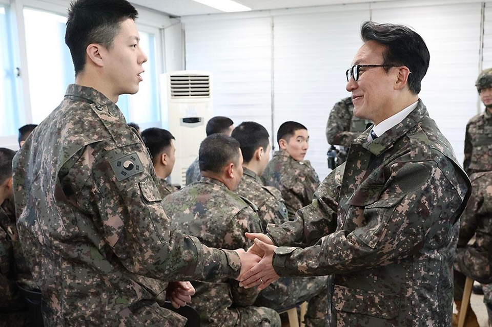 김민석 국무총리가 12월 31일 경기도 파주시 소재 한 군부대를 방문, 군사대비태세를 점검하고 장병들을 격려하고 있다.