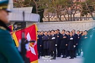 이재명 대통령이 새해 첫날인 1월 1일 국립서울현충원에서 국기에 경례하고 있다.