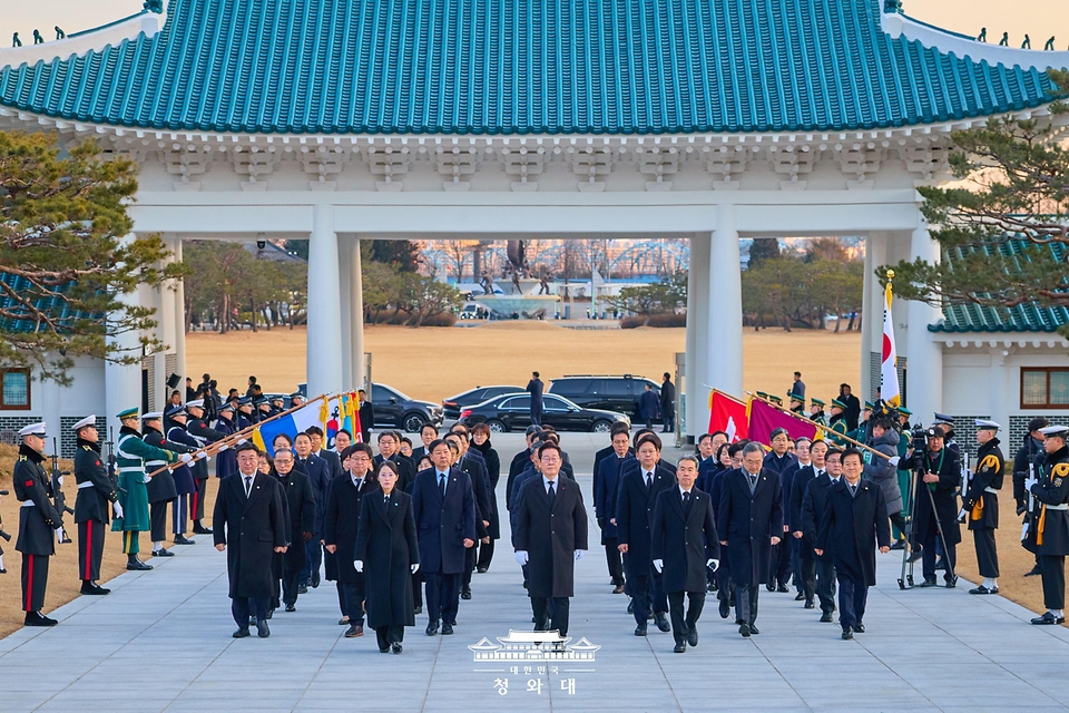 이재명 대통령이 새해 첫날인 1월 1일 국립서울현충원에서 참배를 위해 이동하고 있다. 