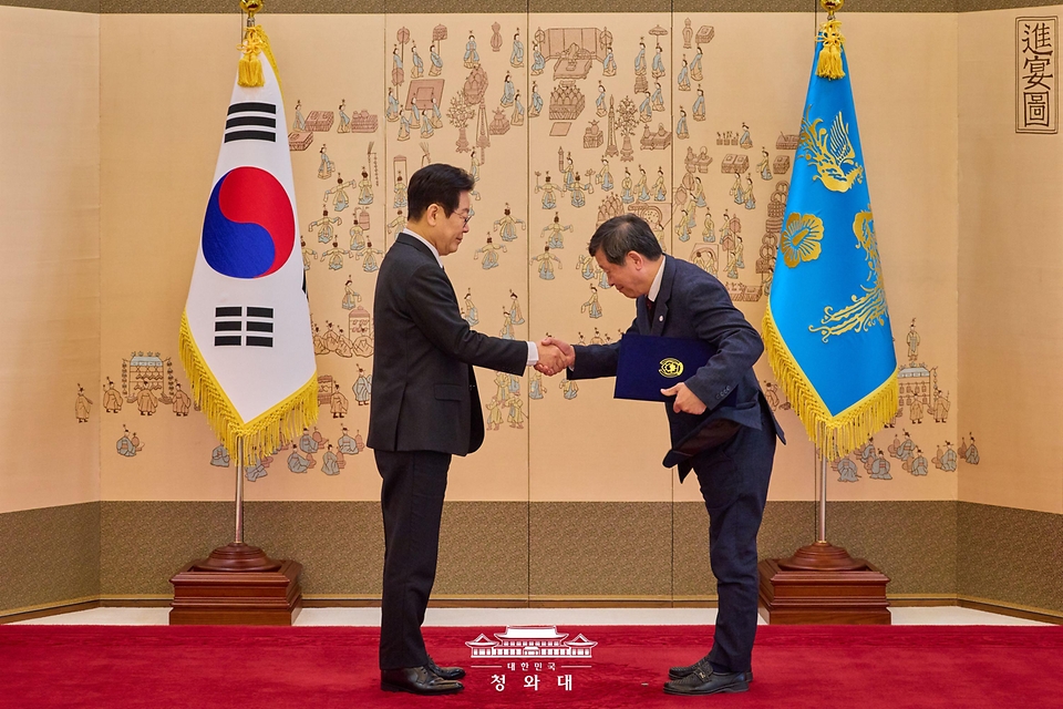 이재명 대통령이 12월 31일 청와대 접견실에서 박수근 중앙노동위원장에게 임명장을 수여하고 있다.