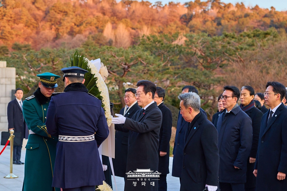 이재명 대통령이 새해 첫날인 1월 1일 국립서울현충원에서 참배하고 있다.