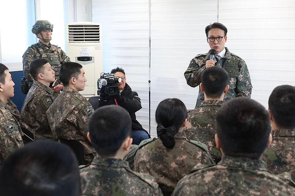 김민석 국무총리가 12월 31일 경기도 파주시 소재 한 군부대를 방문, 군사대비태세를 점검하고 장병들을 격려하고 있다.