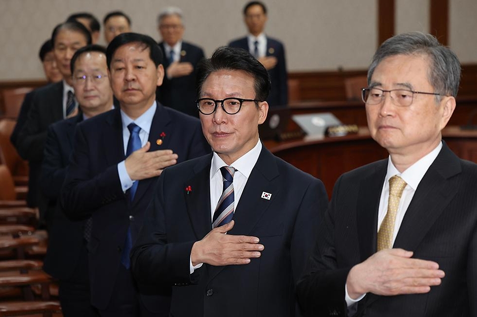 김민석 국무총리가 12월 31일 세종대로 정부서울청사에서 열린 임시국무회의를 주재, 모두발언을 하고 있다.