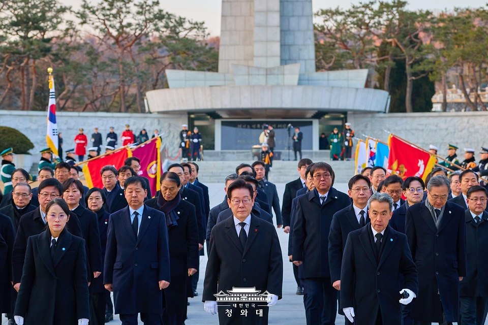 이재명 대통령이 새해 첫날인 1월 1일 국립서울현충원에서 참배 후 이동하고 있다.