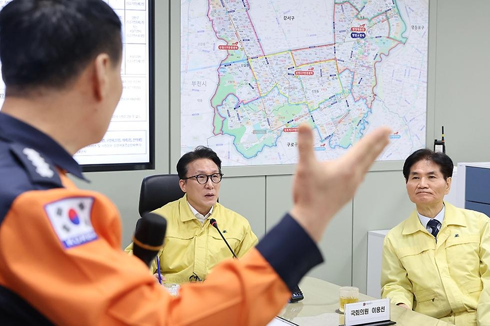 김민석 국무총리가 12월 31일 양천구 양천소방서를 방문, 소방 관계자로부터 업무 현황 등을 보고 받고 소방 근무자들을 격려하고 있다.