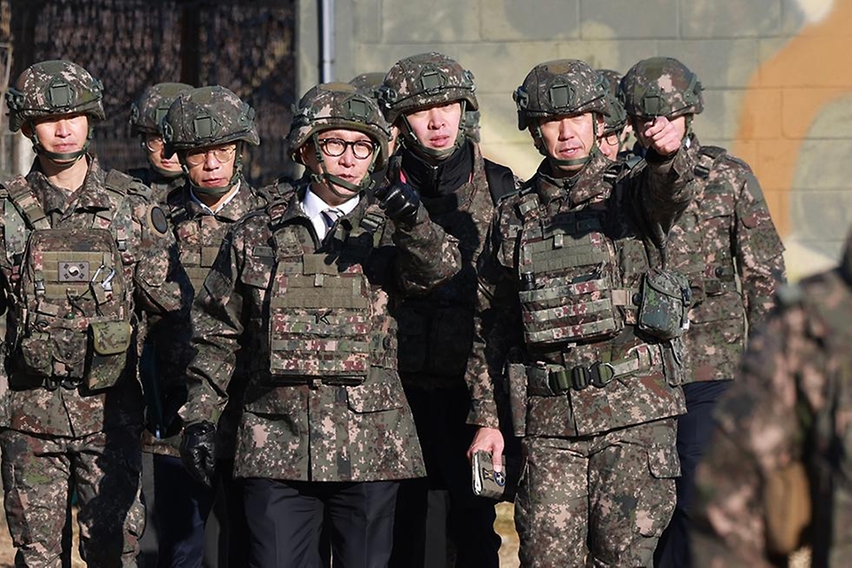 김민석 국무총리가 12월 31일 경기도 파주시 소재 한 군부대를 방문, 군사대비태세를 점검하고 장병들을 격려하고 있다.