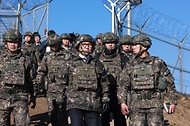 김민석 국무총리가 12월 31일 경기도 파주시 소재 한 군부대를 방문, 군사대비태세를 점검하고 장병들을 격려하고 있다.