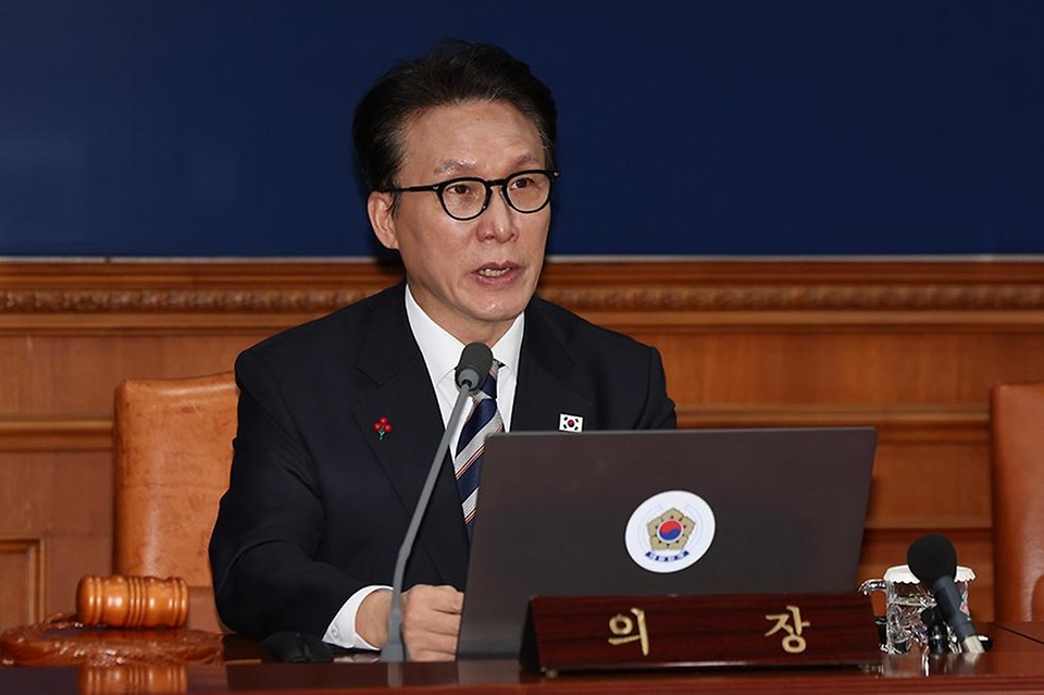 김민석 국무총리가 12월 31일 세종대로 정부서울청사에서 열린 임시국무회의를 주재, 모두발언을 하고 있다.