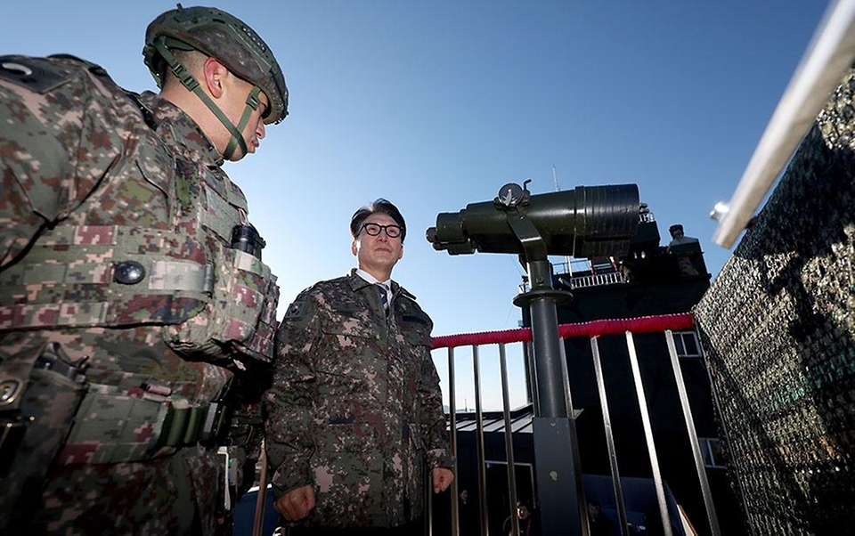 김민석 국무총리가 12월 31일 경기도 파주시 소재 한 군부대를 방문, 군사대비태세를 점검하고 장병들을 격려하고 있다.