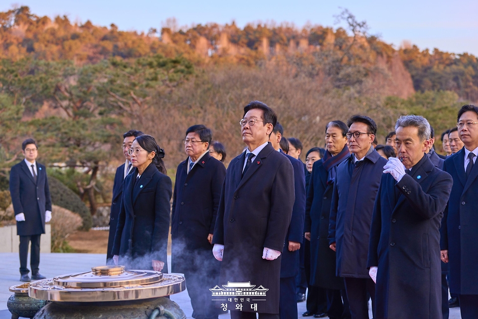 이재명 대통령이 새해 첫날인 1월 1일 국립서울현충원에서 분향하고 있다. 