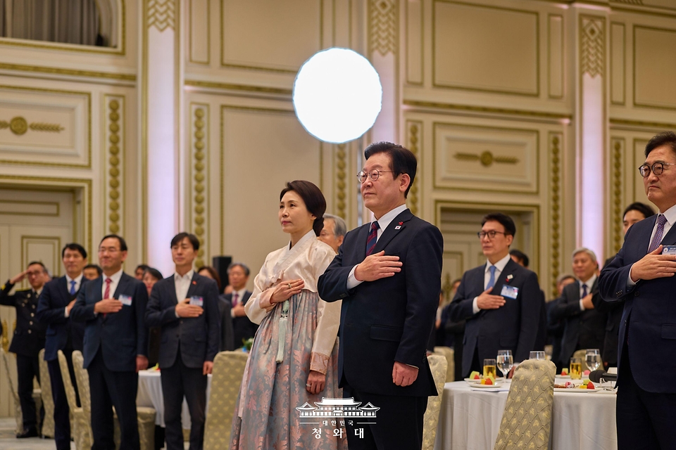 이재명 대통령과 김혜경 여사가 1월 2일 오후 청와대 영빈관에서 열린 2026년 신년 인사회에서 국민의례를 하고 있다.