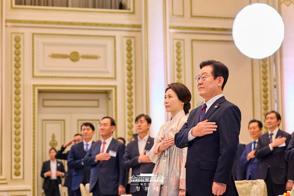 이재명 대통령과 김혜경 여사가 1월 2일 오후 청와대 영빈관에서 열린 2026년 신년 인사회에서 국민의례를 하고 있다.