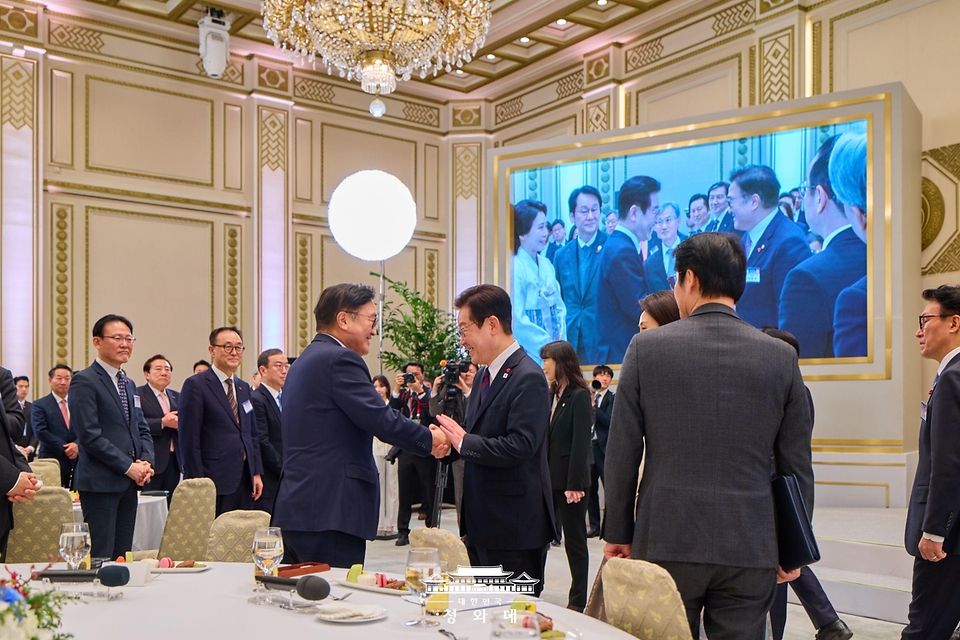 이재명 대통령이 1월 2일 청와대 영빈관에서 열린 신년 인사회 참석자들과 인사하고 있다. 