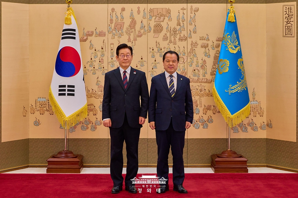 이재명 대통령이 1월 2일 청와대 본관 접견실에서 위철환 중앙선거관리위원에게 임명장을 수여한 뒤 기념촬영을 하고 있다.