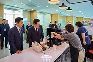 이재명 대통령이 1월 2일 새해를 맞아 청와대 연풍문 내 카페 '아이갓에브리띵'에 방문해 직원들이 주문하는 음료를 사전 계산하고 있다.