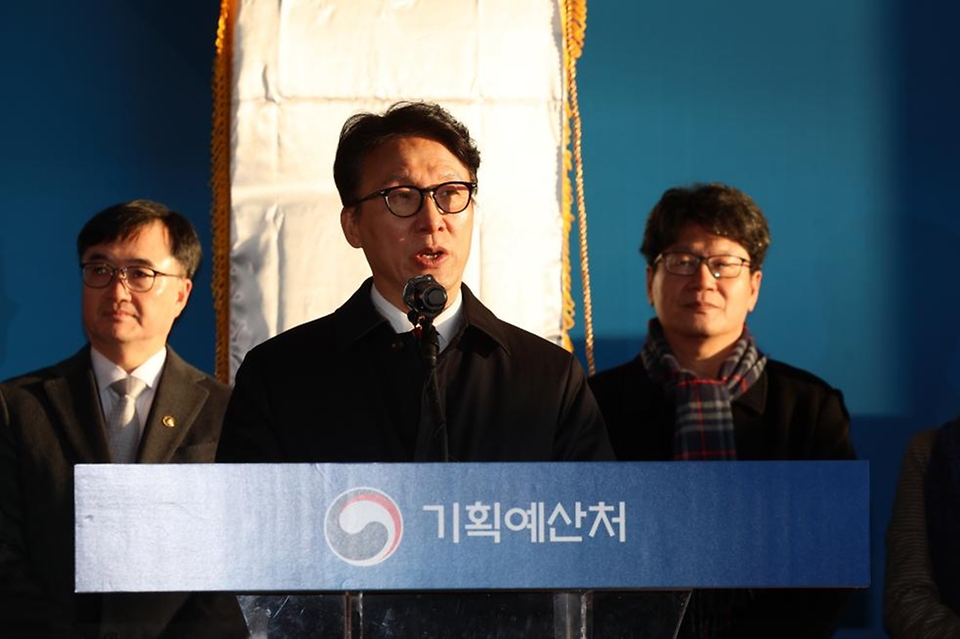 김민석 국무총리가 1월 2일 세종 어진동 정부세종청사에서 열린 기획예산처 출범 현판식에 참석, 현판 제막을 하고 있다.