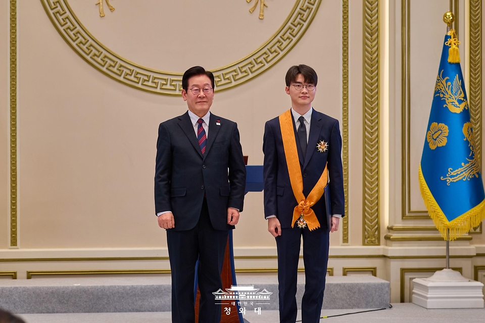 이재명 대통령이 1월 2일 청와대 영빈관에서 열린 신년 인사회에서 프로게이머 '페이커' 이상혁 선수에게 체육훈장 청룡장을 수여한 뒤 기념촬영하고 있다.