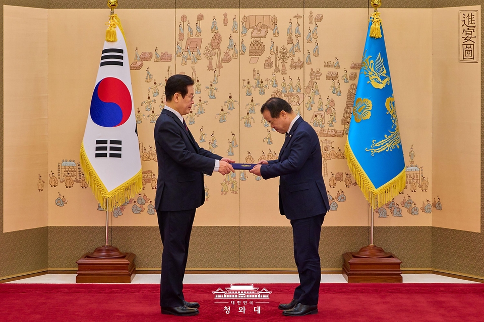 이재명 대통령이 1월 2일 청와대 본관 접견실에서 위철환 중앙선거관리위원에게 임명장을 수여하고 있다.